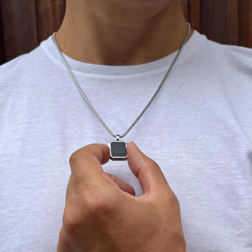 Ανδρικό κολιέ Boss 1580545 ατσάλινο σε ασημί χρώμα με μπλε τετράγωνο κρεμαστό από δέρμα.